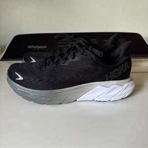 Hoka One One Arahi 6 Black White NEW Size 9